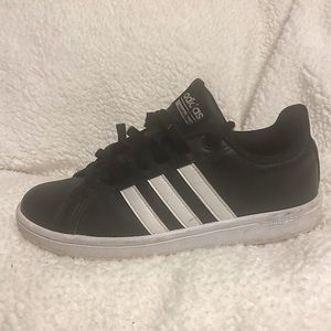 adidas 7.5 Ftwr White/Core Black Women's Cloudfoam Advantage Fashion Sneaker